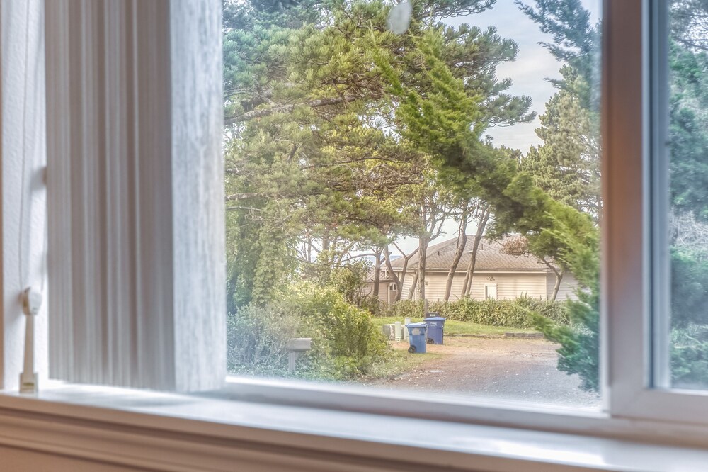 Bright, Clean SingleLevel Above Beverly Beach has a Master Suite and