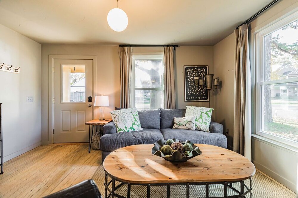 Little Red Roof Inn Walk + Bike to Downtown Bentonville Vrbo