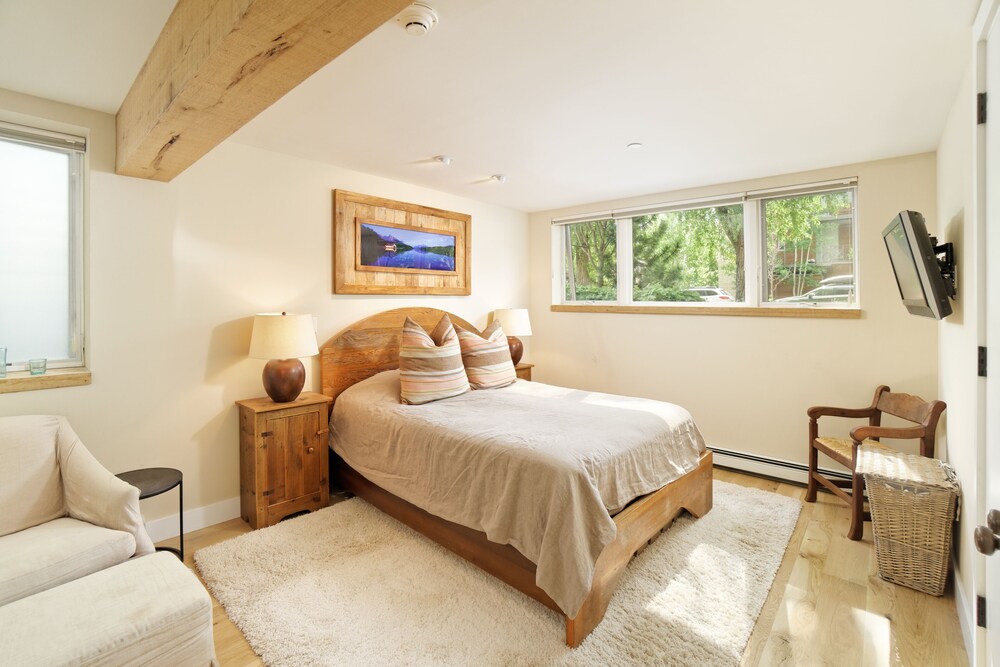 Great light, Mountain Views and 2 Blocks from Everything!