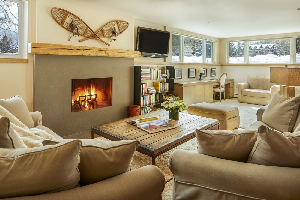 Great light, Mountain Views and 2 Blocks from Everything!