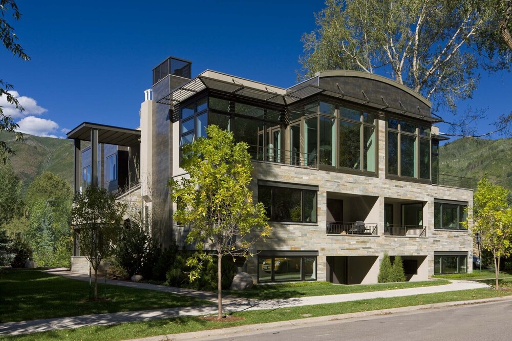 Great light, Mountain Views and 2 Blocks from Everything!