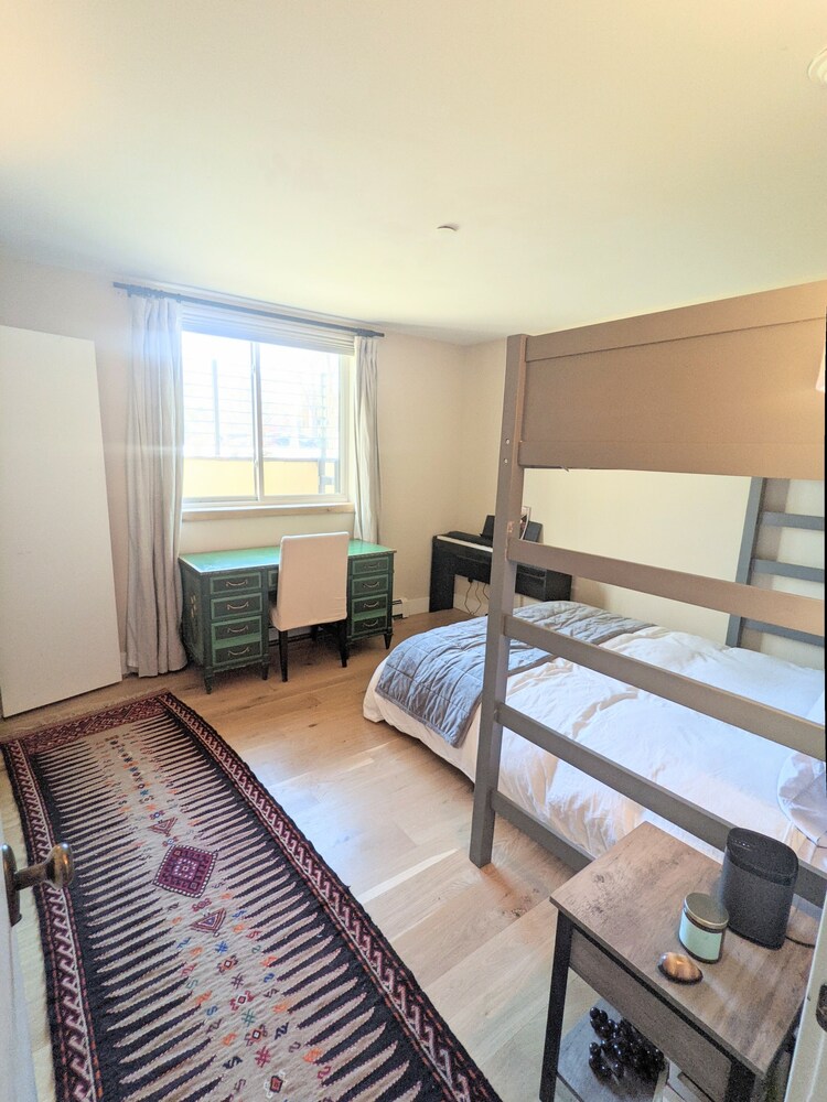 Great light, Mountain Views and 2 Blocks from Everything!