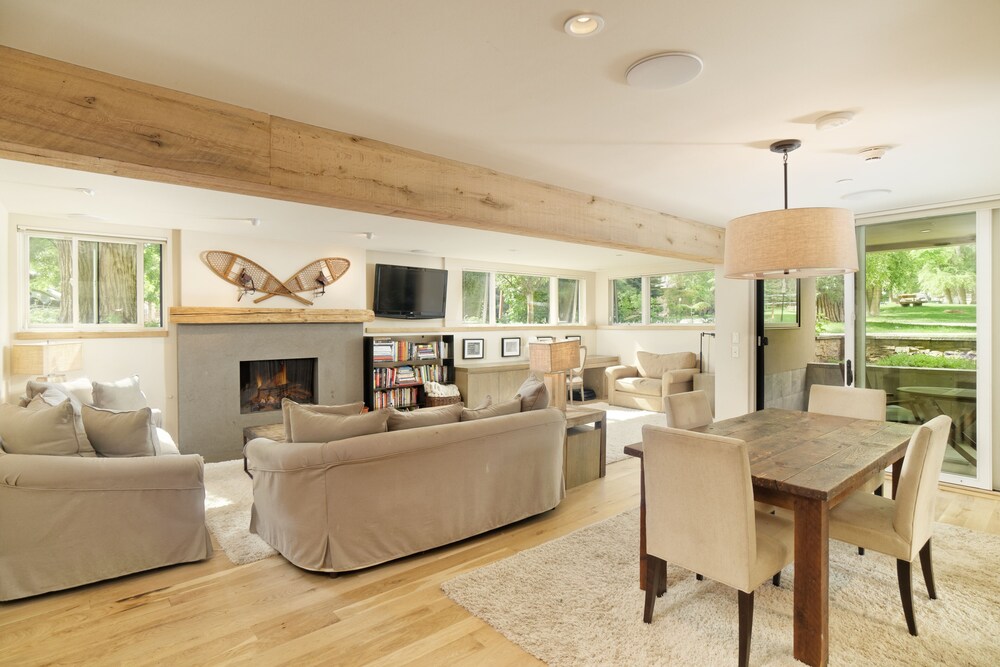 Great light, Mountain Views and 2 Blocks from Everything!