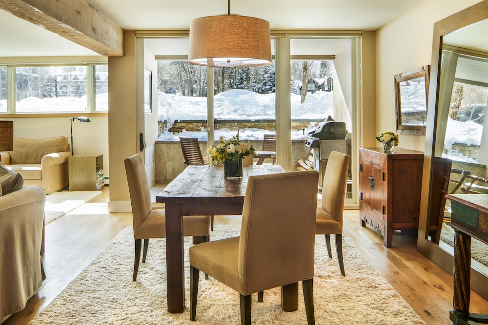 Great light, Mountain Views and 2 Blocks from Everything!