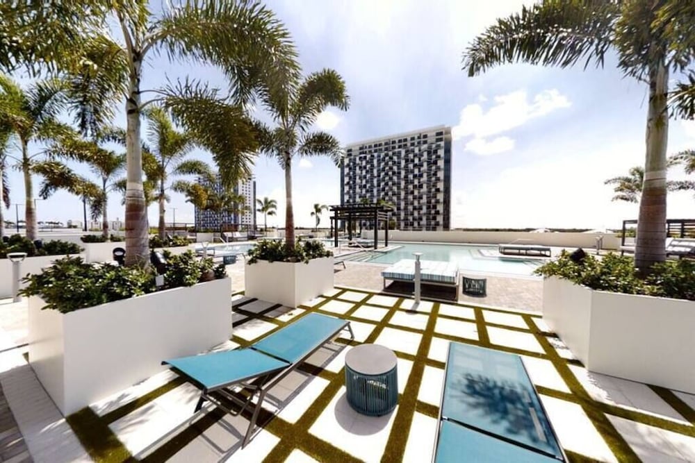 Gorgeous 1Bd/1Bth Apt Downtown Doral. FREE PARKING