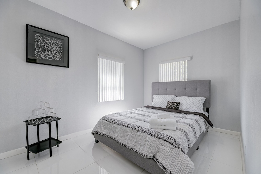 Deco Drive Miami • Near South Beach & Wynwood