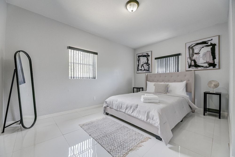 Deco Drive Miami • Near South Beach & Wynwood