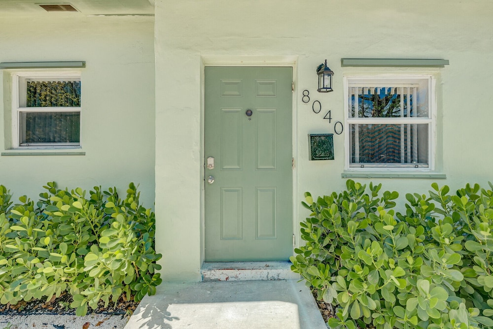 Deco Drive Miami • Near South Beach & Wynwood