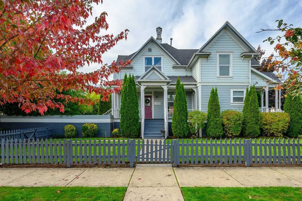 Luxe 3BR/3BA Victorian 1 Block from Third Street