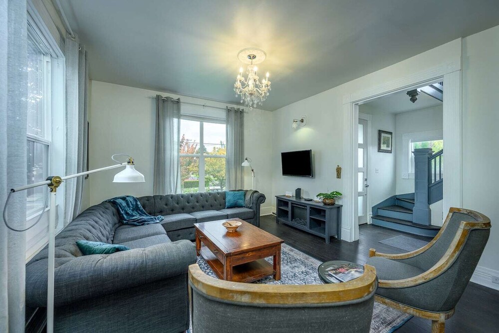 Luxe 3BR/3BA Victorian 1 Block from Third Street