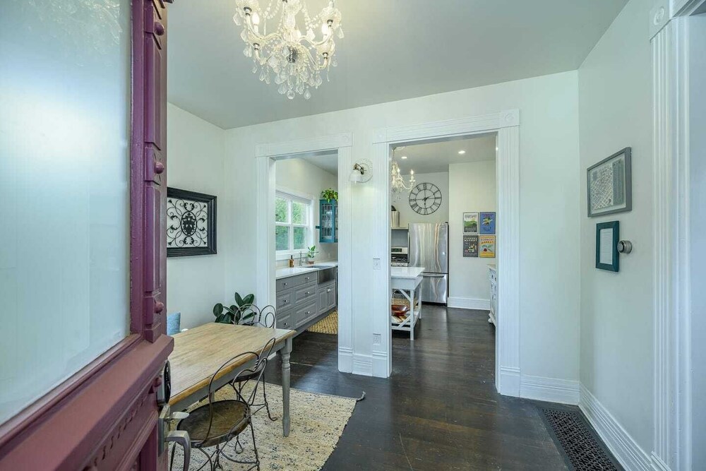 Luxe 3BR/3BA Victorian 1 Block from Third Street