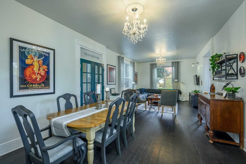 Luxe 3BR/3BA Victorian 1 Block from Third Street