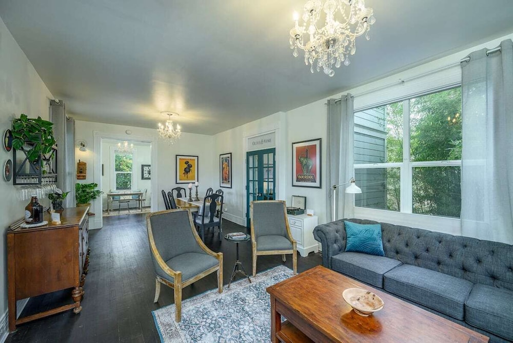 Luxe 3BR/3BA Victorian 1 Block from Third Street