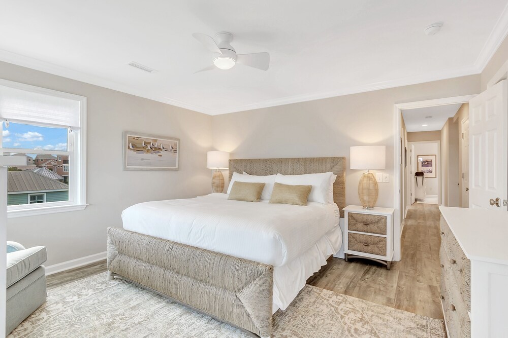 Oceanfront Grand Pavilion- 5 bedrooms! Views! Pool Access! - Isle