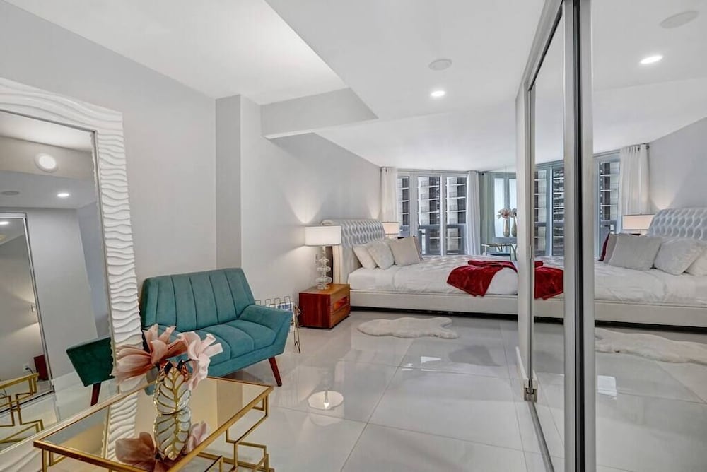 The Queen B! (2 bedroom condo)