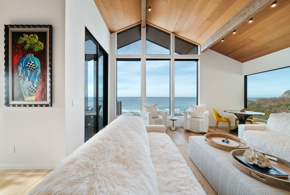 OCEANFRONT Unobstructed views of the Pacific Ocean and NEAHKAHNIE Mountain Neahkahnie