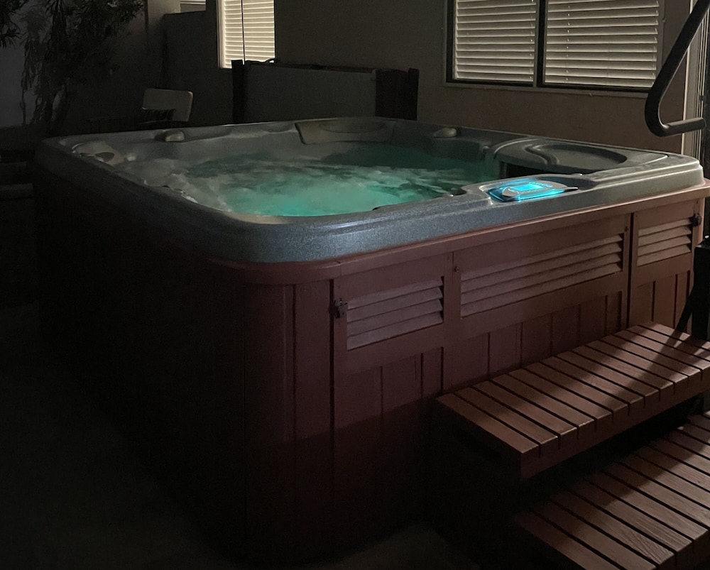 Charming, Cozy & Elegant Zen Retreat with Hot Tub