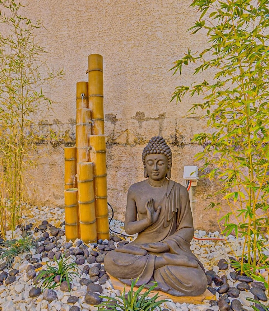 Charming, Cozy & Elegant Zen Retreat with Hot Tub