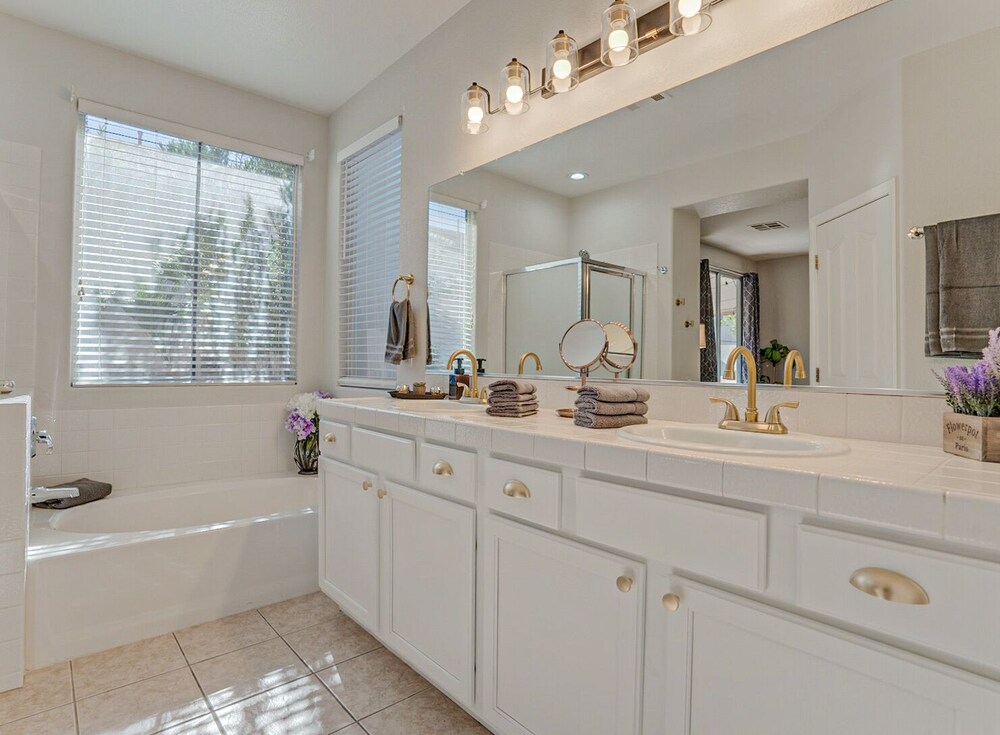 Charming, Cozy & Elegant Zen Retreat with Hot Tub