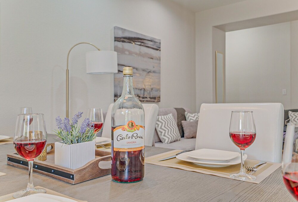 Charming, Cozy & Elegant Zen Retreat with Hot Tub