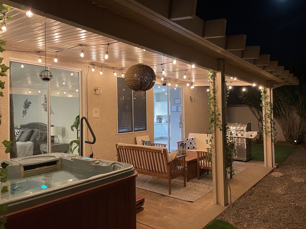 Charming, Cozy & Elegant Zen Retreat with Hot Tub