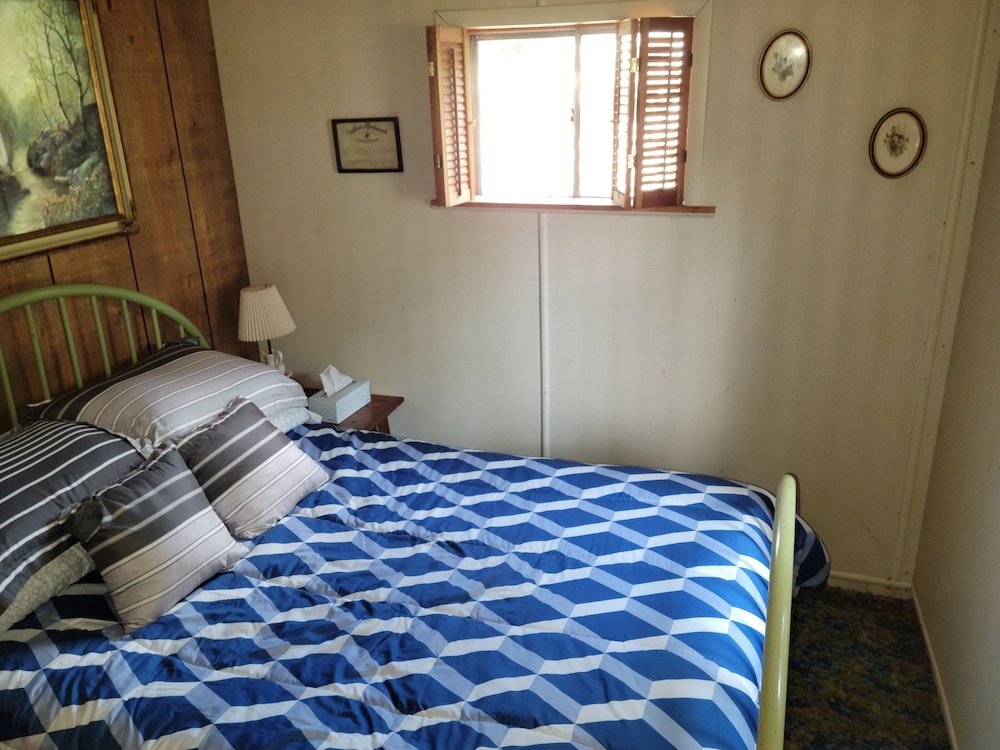 Cheerful 2 Bedroom Cottage with Hot Tub near Lake Pymatuning South Vrbo