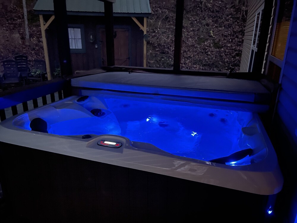 Hideaway Cove: Hot Tub, Close to Sevierville convention center