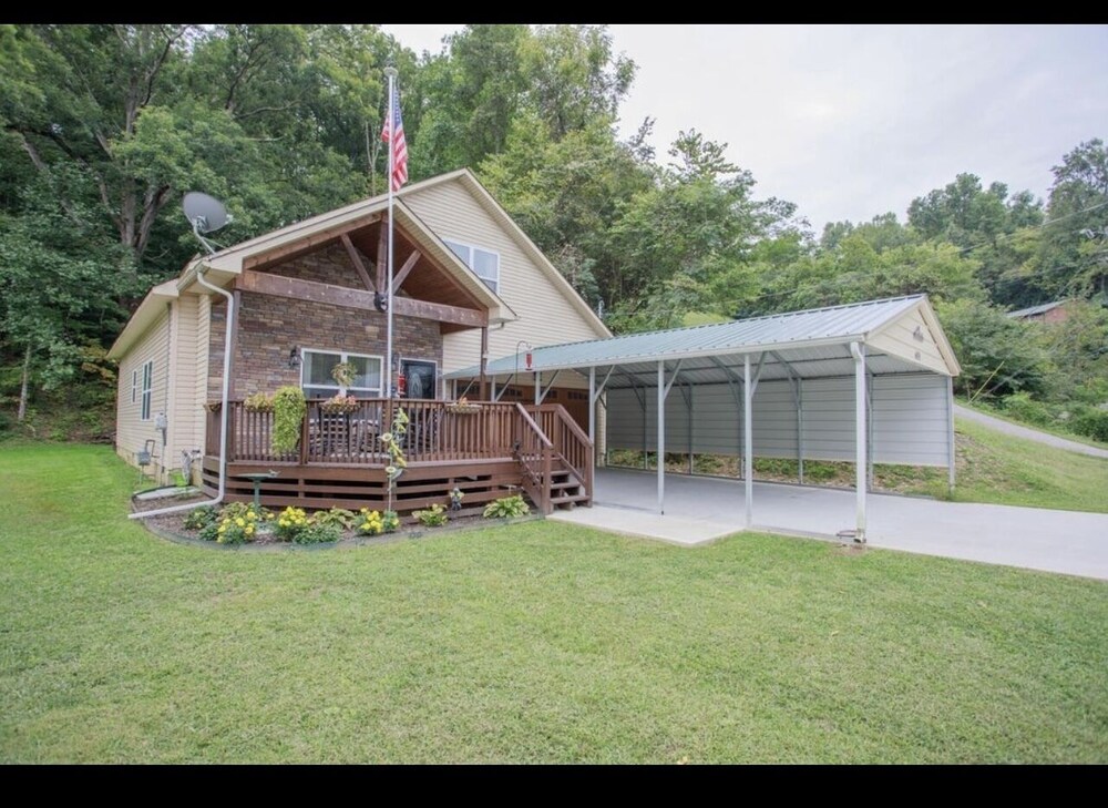 Hideaway Cove: Hot Tub, Close to Sevierville convention center