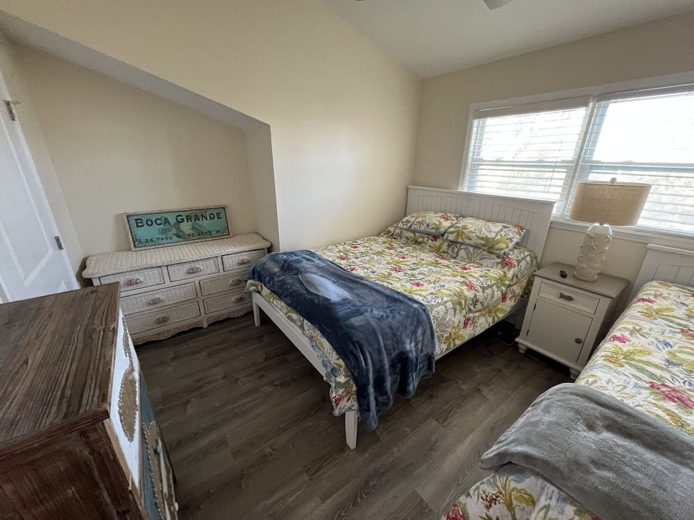 Pet friendly, on the beach, 2 paddle boards, 2 kayaks, community docks