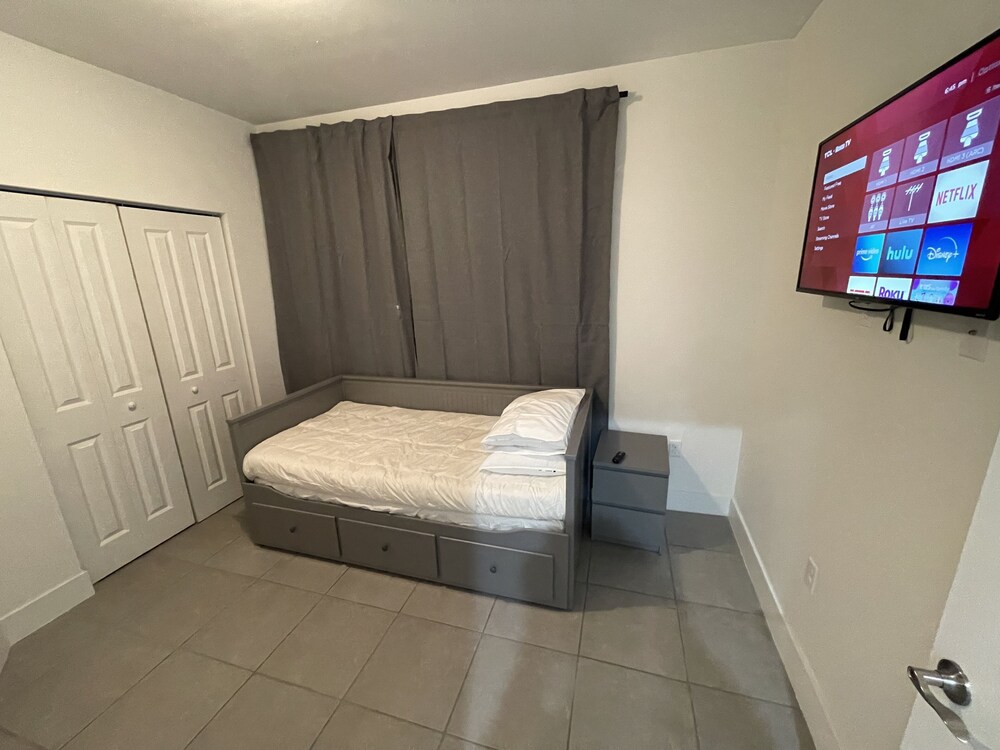 TOWNHOUSE CLOSE TO WYNWOOD & BEACHES