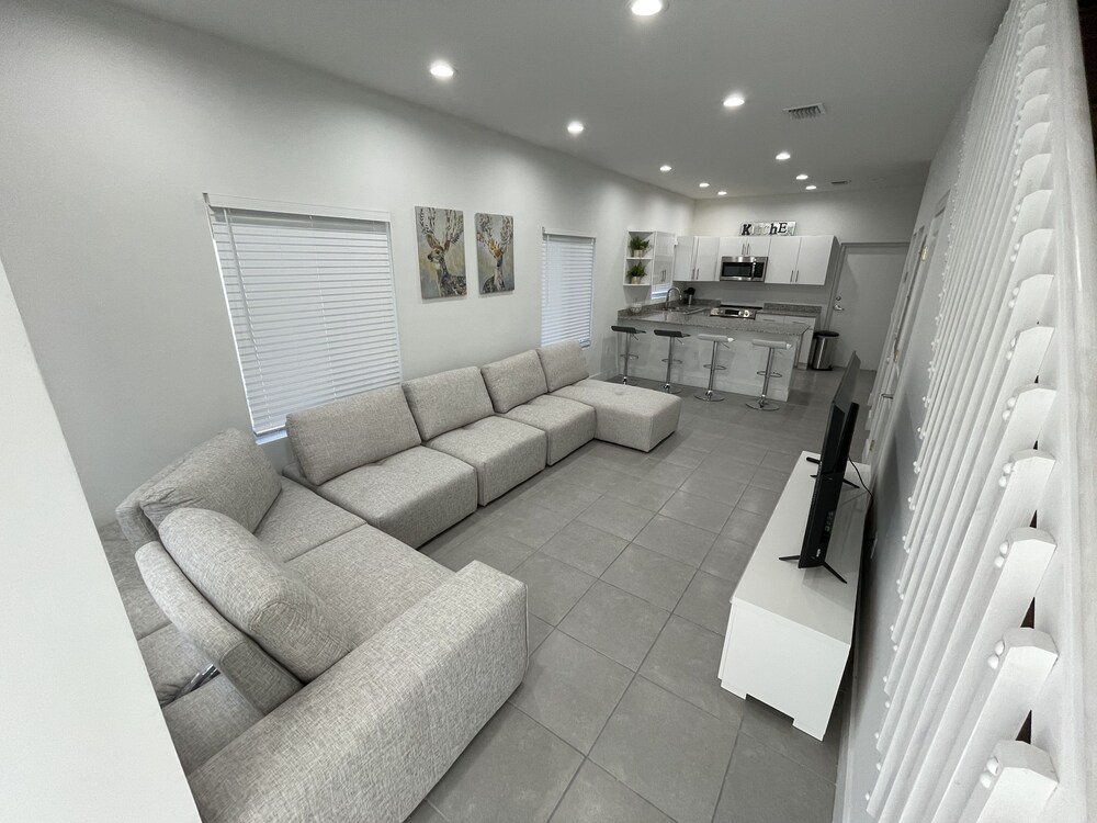 TOWNHOUSE CLOSE TO WYNWOOD & BEACHES