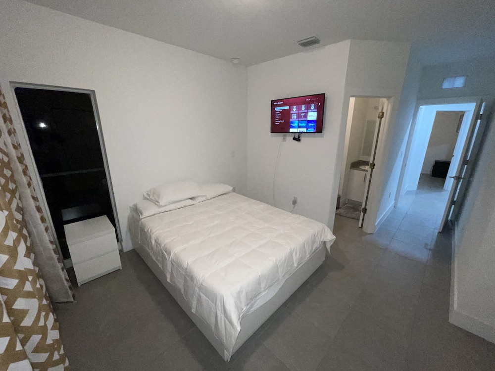 TOWNHOUSE CLOSE TO WYNWOOD & BEACHES