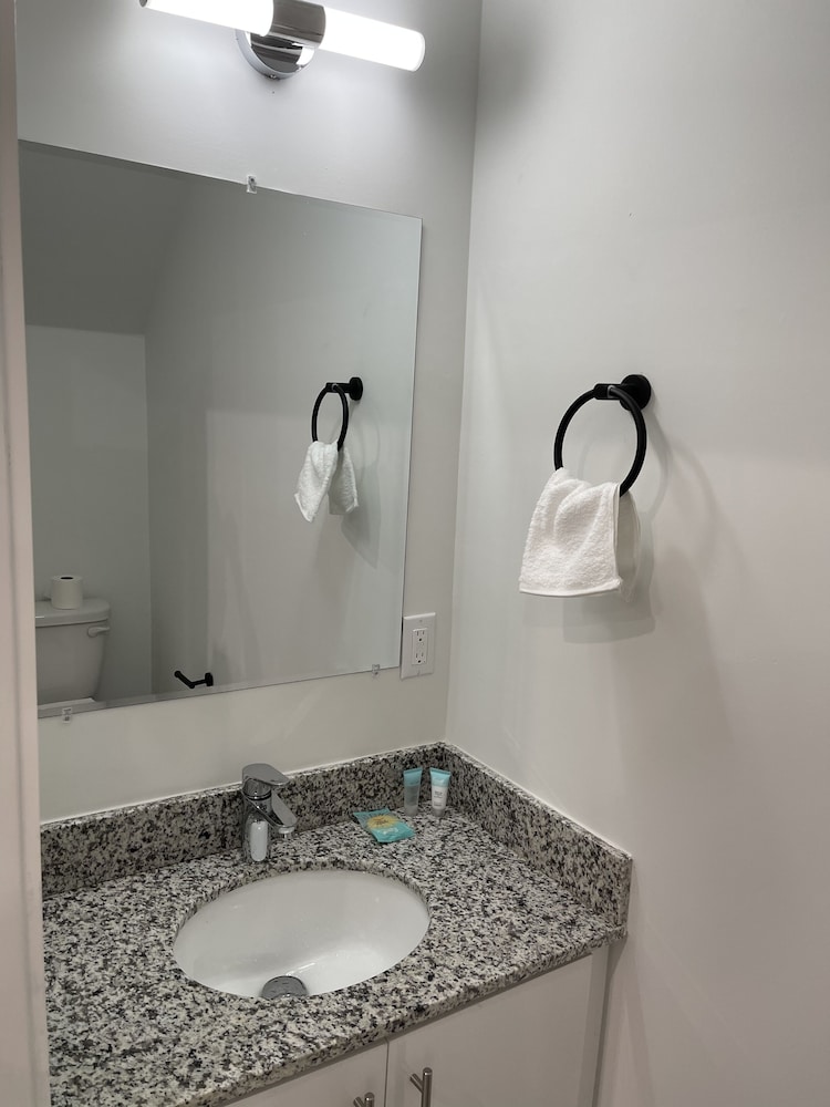 TOWNHOUSE CLOSE TO WYNWOOD & BEACHES