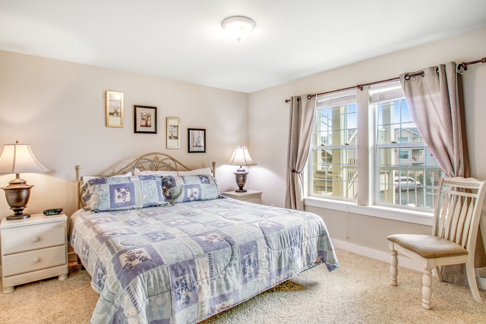 Beachfront Condo with Full Kitchen, Balcony, & Amazing Views Westport