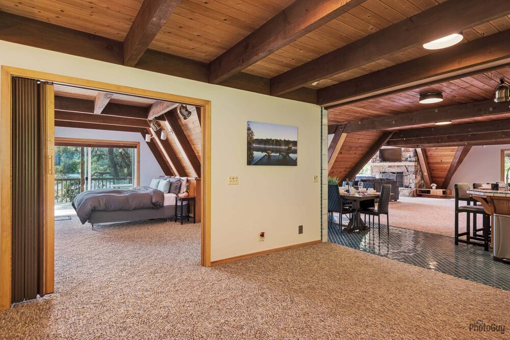 *New Listing* Spacious Lakefront Chalet W/ Dock, Gas Grill, Pet