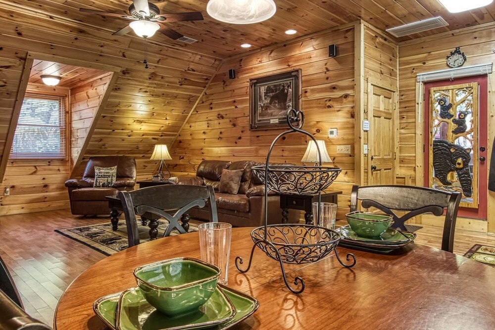 Papa Bear (New Listing) Hot Tub, Free attraction tickets!!!