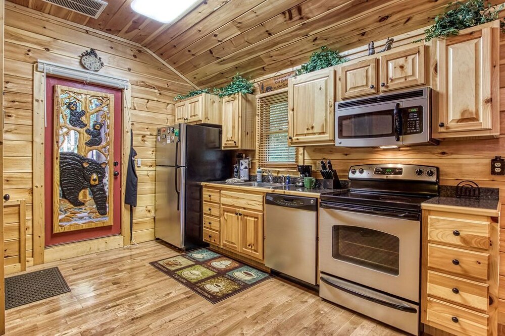 Papa Bear (New Listing) Hot Tub, Free attraction tickets!!!