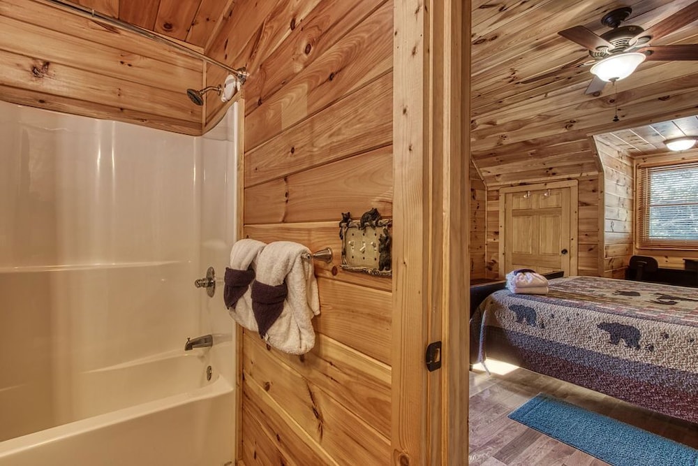 Papa Bear (New Listing) Hot Tub, Free attraction tickets!!!