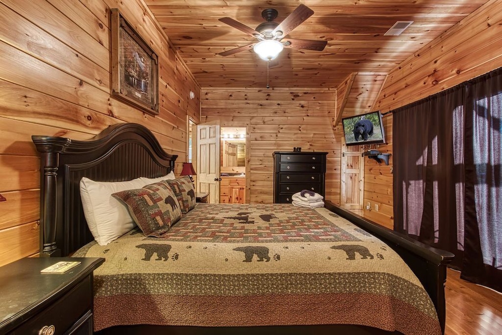 Papa Bear (New Listing) Hot Tub, Free attraction tickets!!!