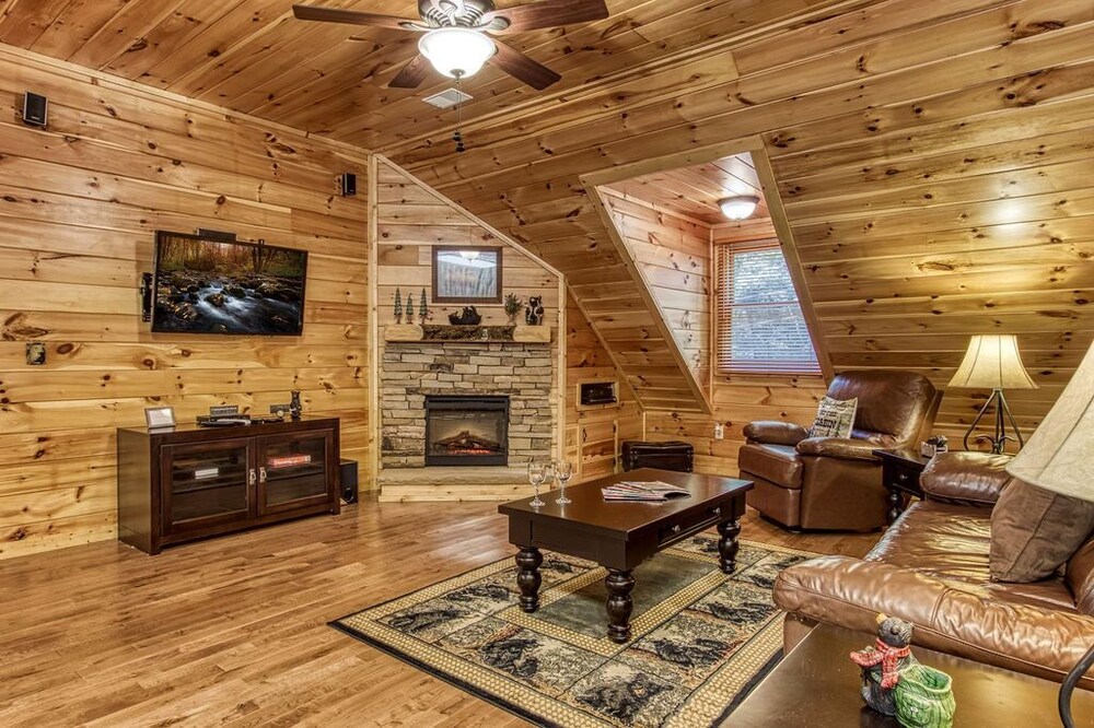 Papa Bear (New Listing) Hot Tub, Free attraction tickets!!!