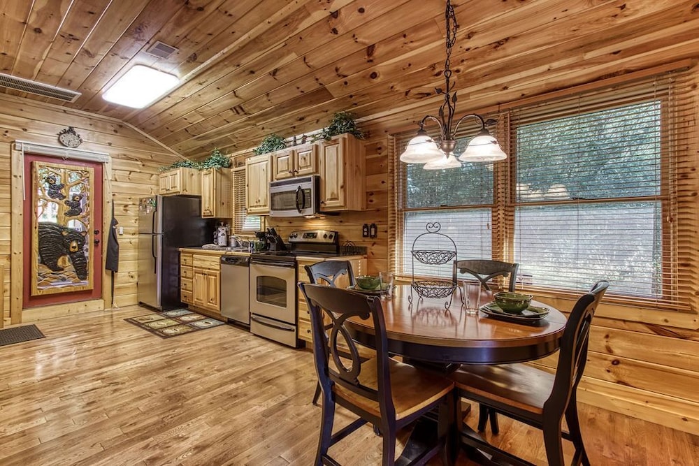 Papa Bear (New Listing) Hot Tub, Free attraction tickets!!!