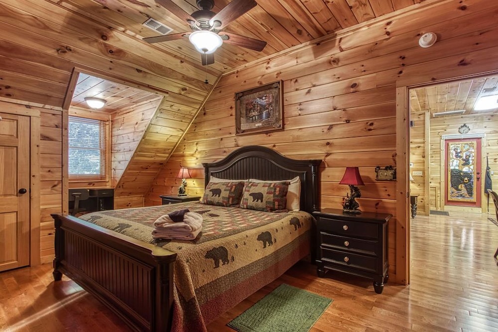 Papa Bear (New Listing) Hot Tub, Free attraction tickets!!!