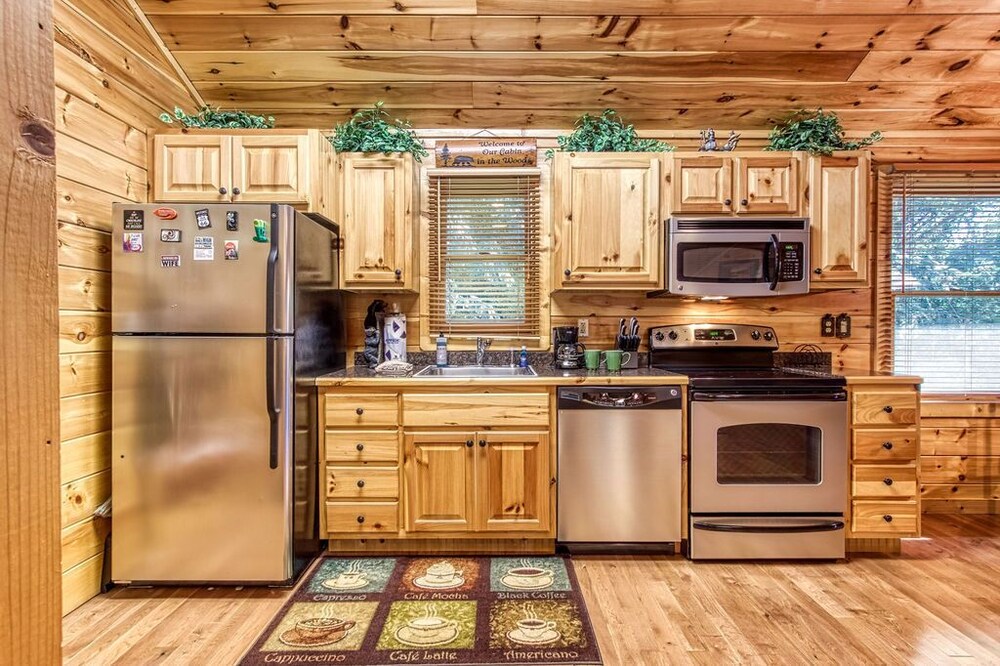 Papa Bear (New Listing) Hot Tub, Free attraction tickets!!!