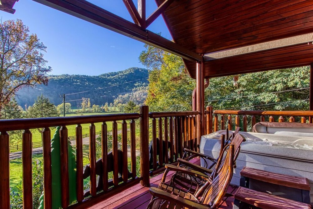 Papa Bear (New Listing) Hot Tub, Free attraction tickets!!!