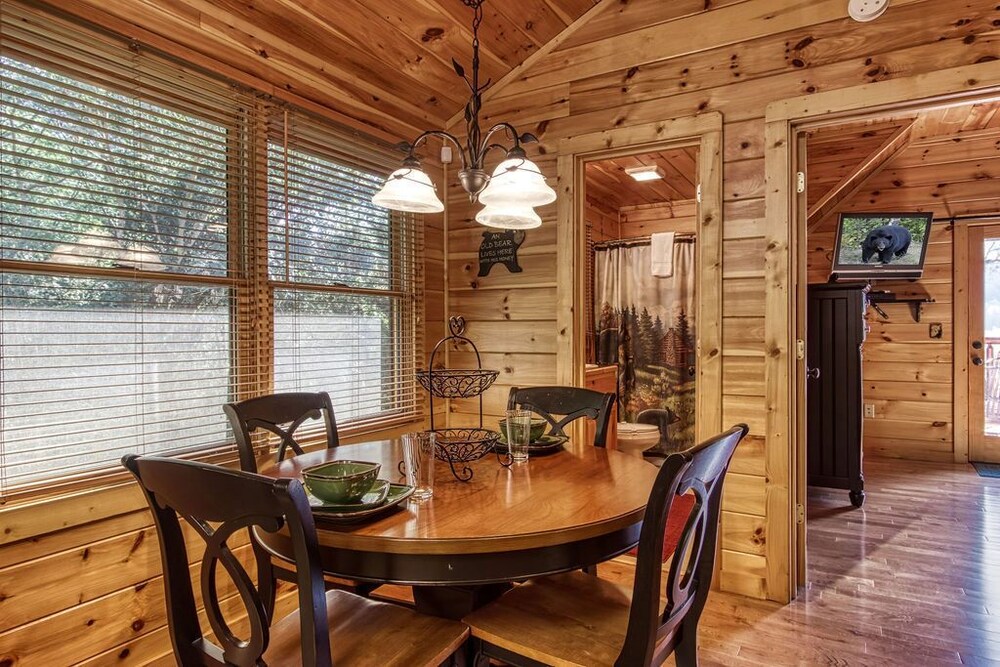 Papa Bear (New Listing) Hot Tub, Free attraction tickets!!!