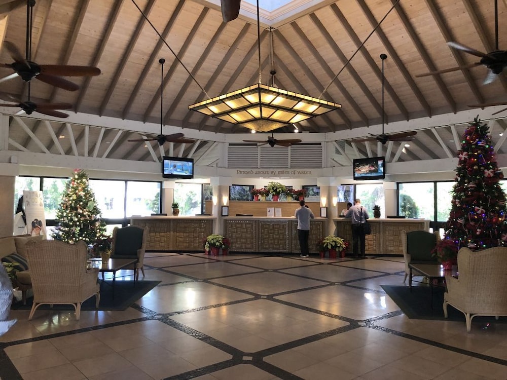 Perfect Beach Getaway!  Pool, Tiki Bar, Parking