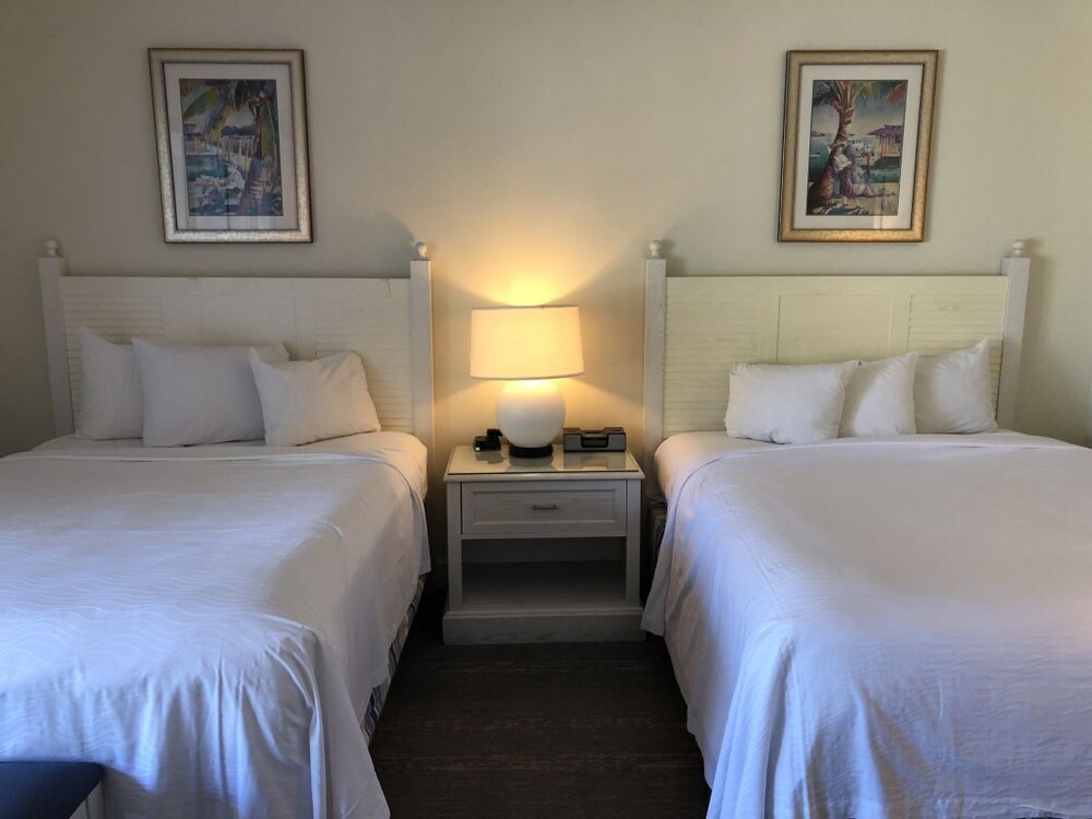 Great Deal! 2 Spacious Units, Pools and Waterslides, Free Parking, Restaurants and Bar!