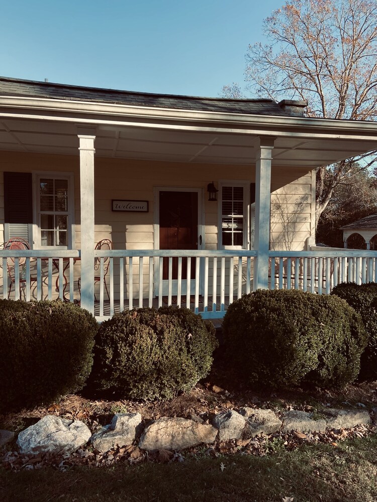 🏡🐣PrivateRomanticBungalow #FarmStay-NearbyLakeGaston🐣🏡