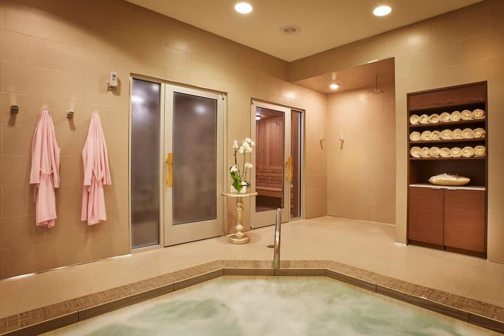 Perfect for Group Getaways! 3 Spacious Units, Spa Services, Golf, On-Site Dining