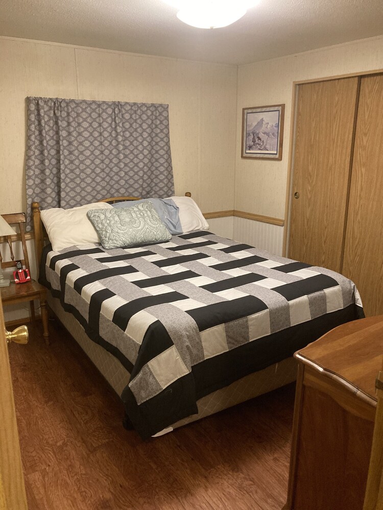 Great town house located in beautiful Halfway Oregon. Gateway to Hells